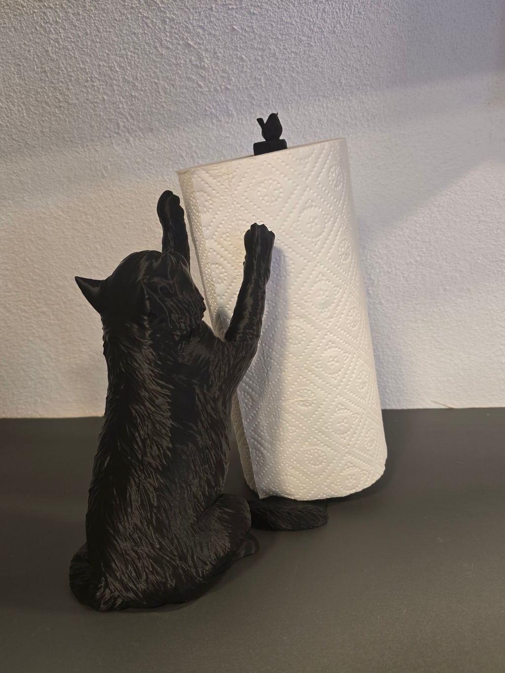 Küchenrollenhalter Katze mit Vogel in Schwarz mit grün gemustertem Küchenpapier, Rückansicht schräg – Münch3D