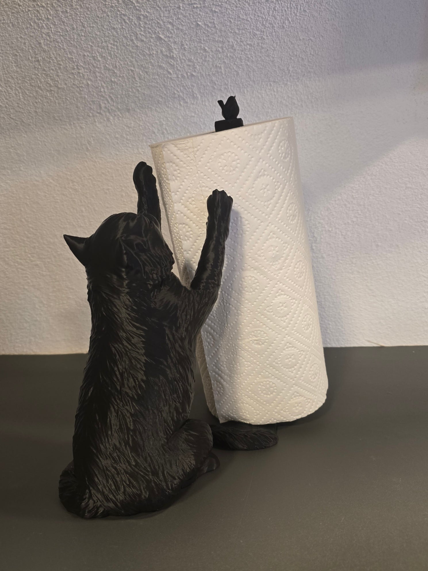 Küchenrollenhalter Katze mit Vogel in Schwarz mit grün gemustertem Küchenpapier, Rückansicht schräg – Münch3D