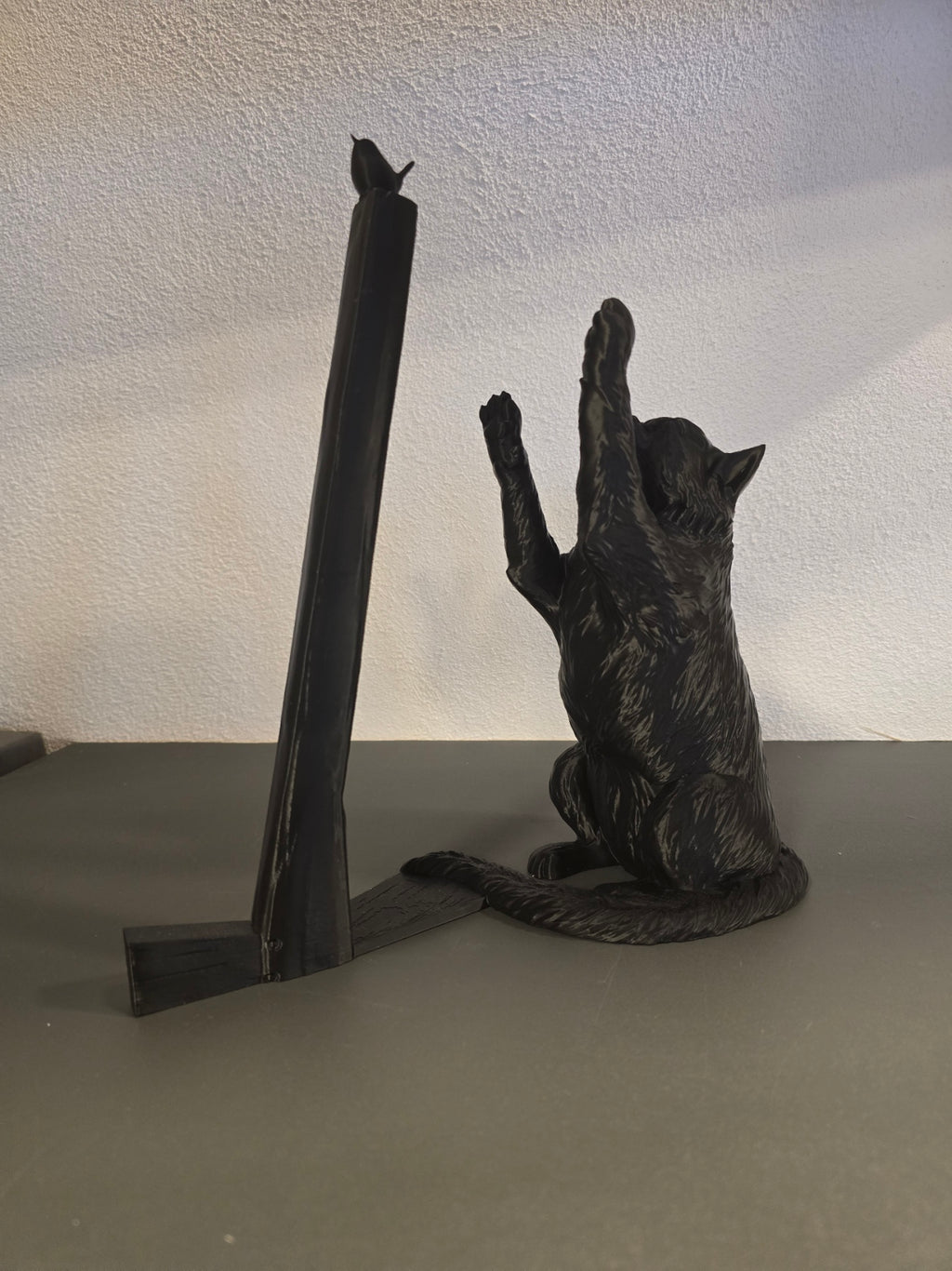 Küchenrollenhalter Katze mit Vogel in Schwarz ohne aufgesteckte Papierrolle, Ansicht schräg von der Seite – Münch3D 3D-Druck