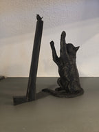 Küchenrollenhalter Katze mit Vogel in Schwarz ohne aufgesteckte Papierrolle, Ansicht schräg von der Seite – Münch3D 3D-Druck