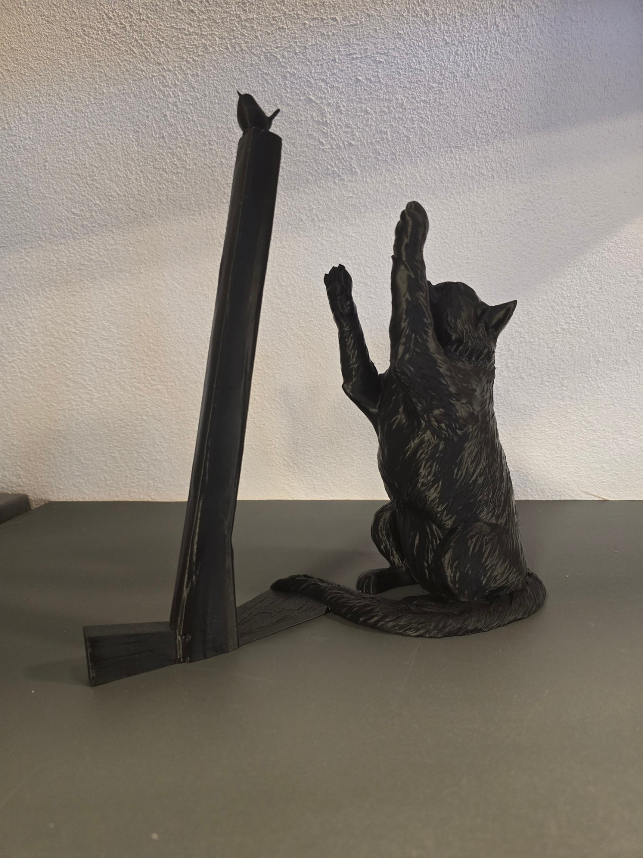 Küchenrollenhalter Katze mit Vogel in Schwarz ohne aufgesteckte Papierrolle, Ansicht schräg von der Seite – Münch3D 3D-Druck