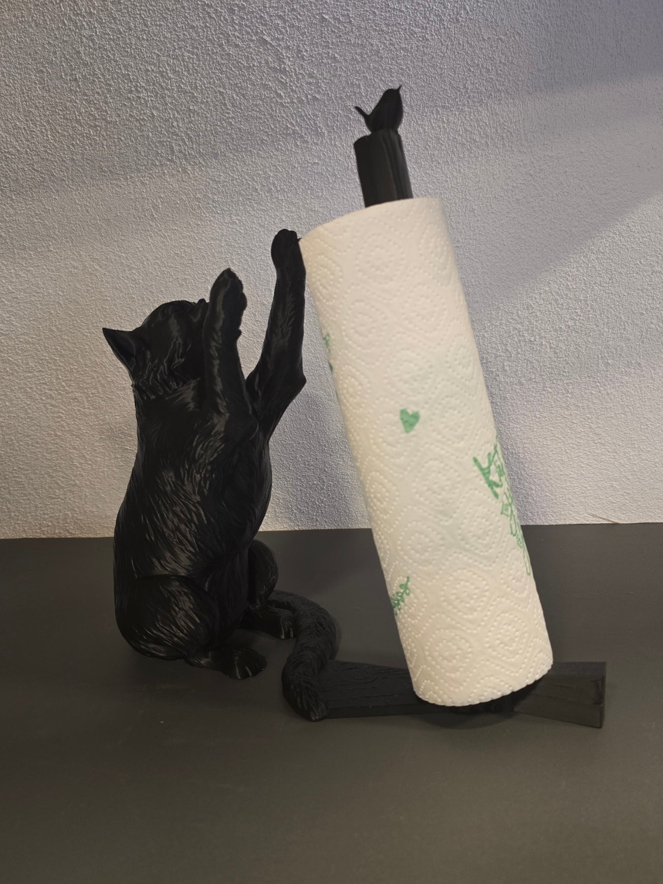 Küchenrollenhalter Katze mit Vogel in Schwarz ohne aufgesteckte Papierrolle, Seitenansicht – Münch3D 3D-Druck