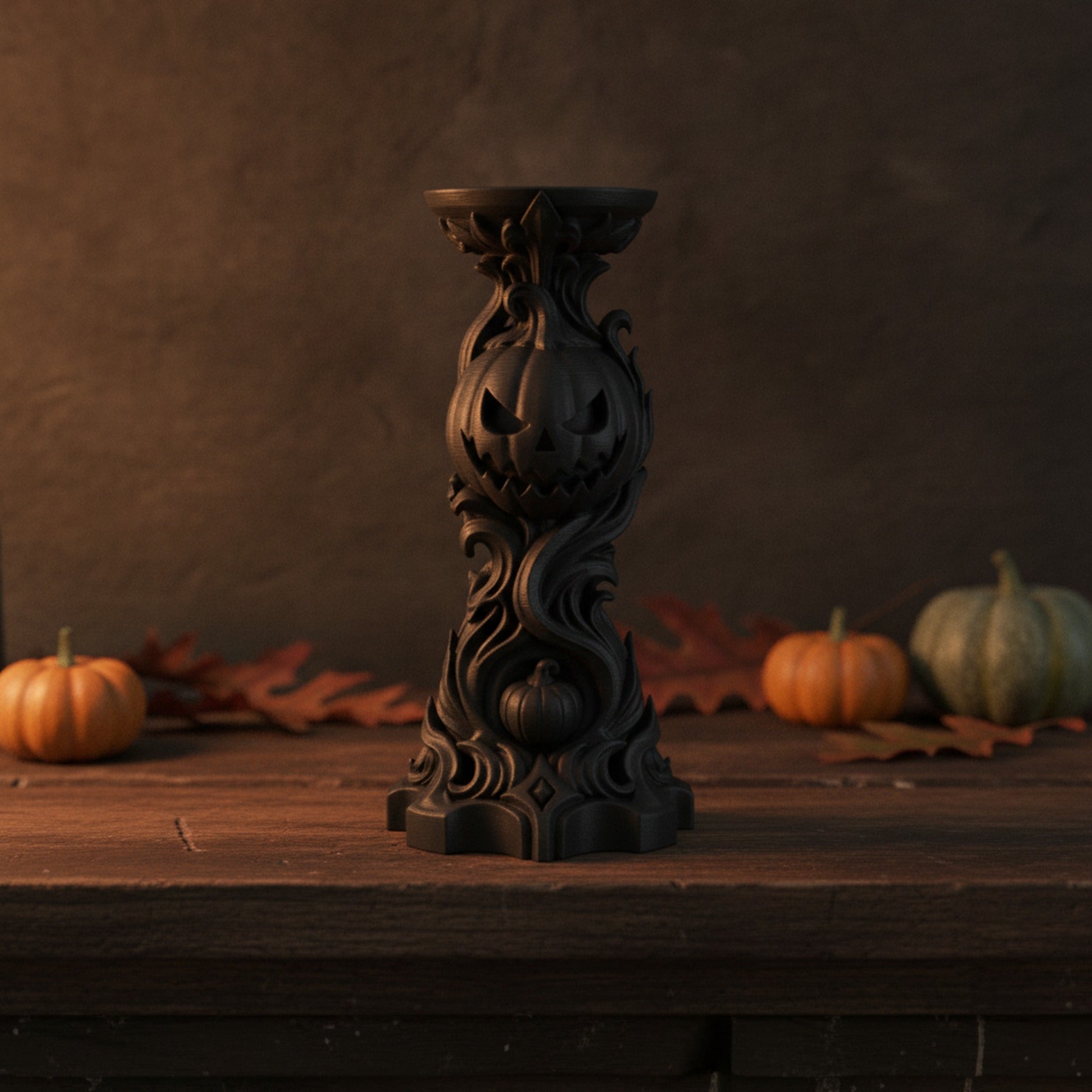 Schwarzer Kürbis-Kerzenhalter mit grinsendem Kürbisgesicht auf gotischer Flammensäule, Frontalansicht mit Herbstdeko im Hintergrund