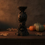Kürbis-Kerzenhalter in Schwarz zwischen herbstlichen Kürbissen, Seitenansicht der Flammenornament-Säule