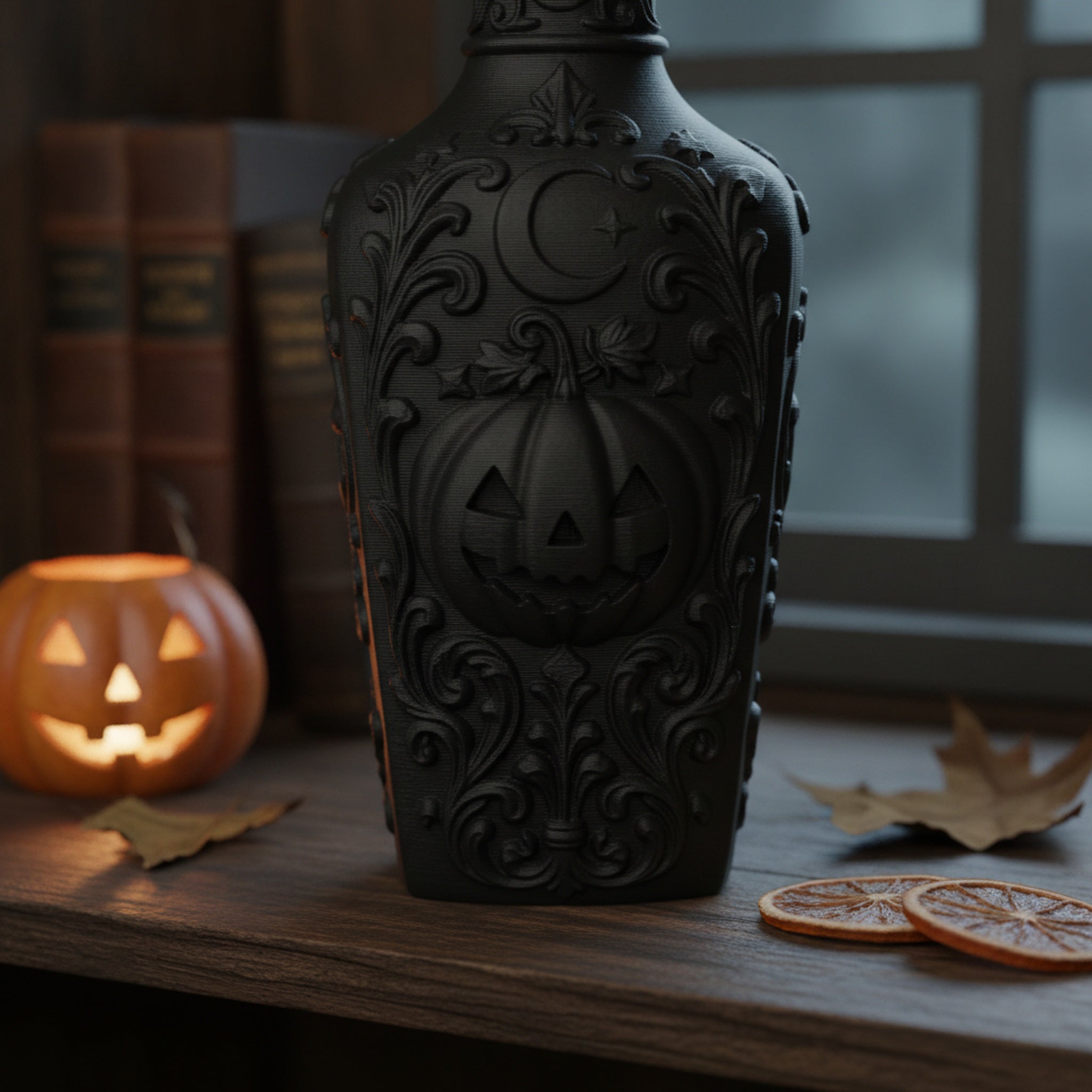 Detailaufnahme des Kürbis-Reliefs mit Jack-o-Lantern-Gesicht auf der schwarzen Gothic Deko-Flasche