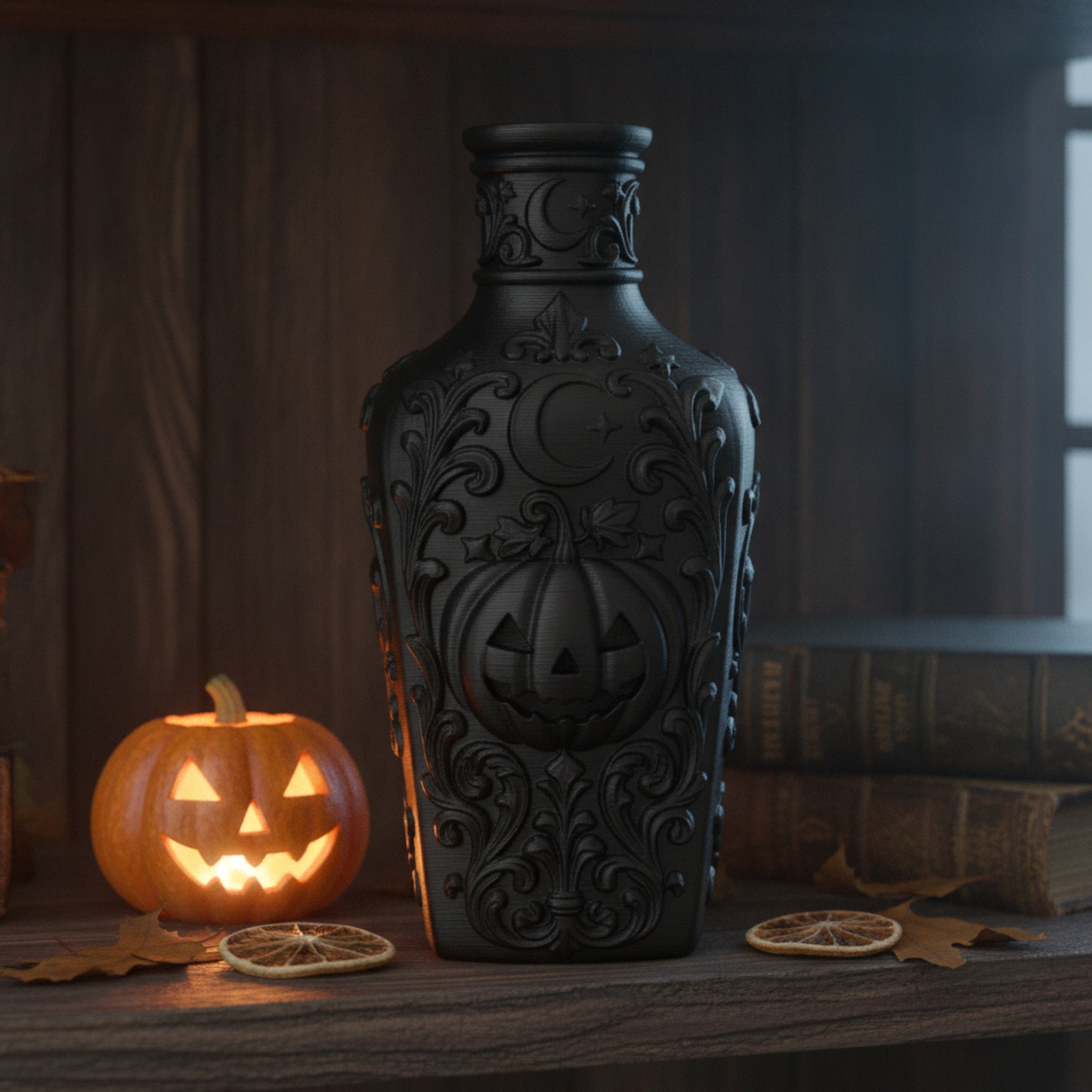 Schwarze Gothic Deko-Flasche mit Kürbis-Relief, Mondsichel und Sternen, Frontansicht auf dunklem Holzregal mit Halloween-Kürbis und Büchern