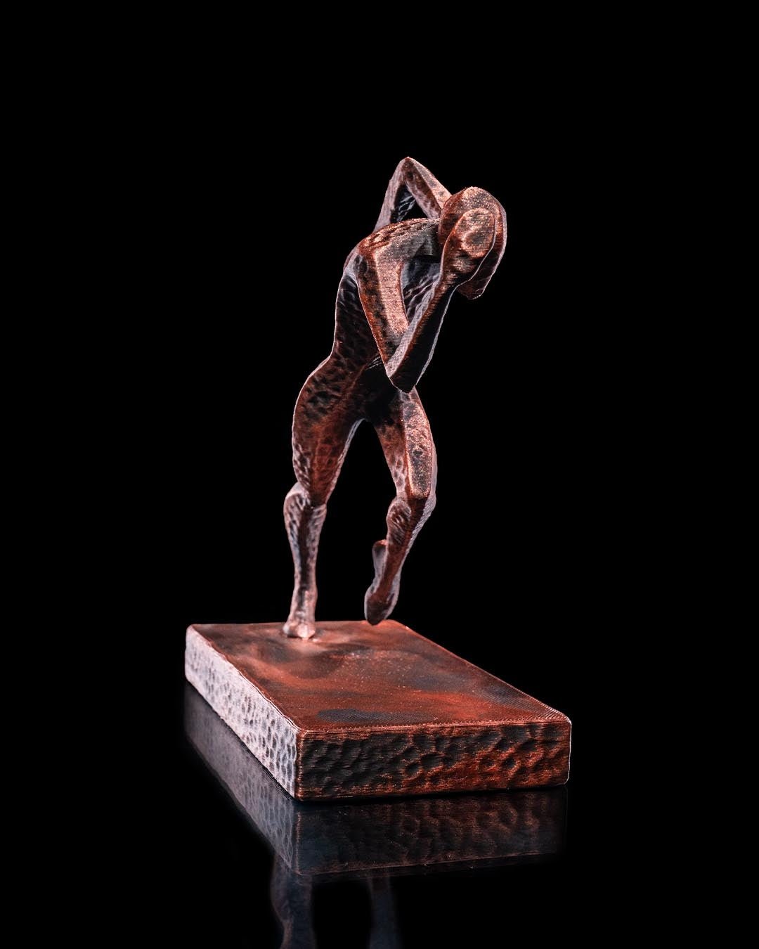 Leichtathletik Statue handbemalt Kupfer-Bronze-Optik, Ansicht schräg von vorne gebeugt – Münch3D vor Schwarz