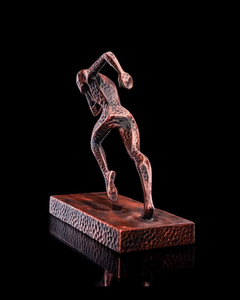 Läufer Figur handbemalt Kupfer-Bronze-Optik, 16 cm hoch, Ansicht schräg von vorne – Münch3D Kraichtal