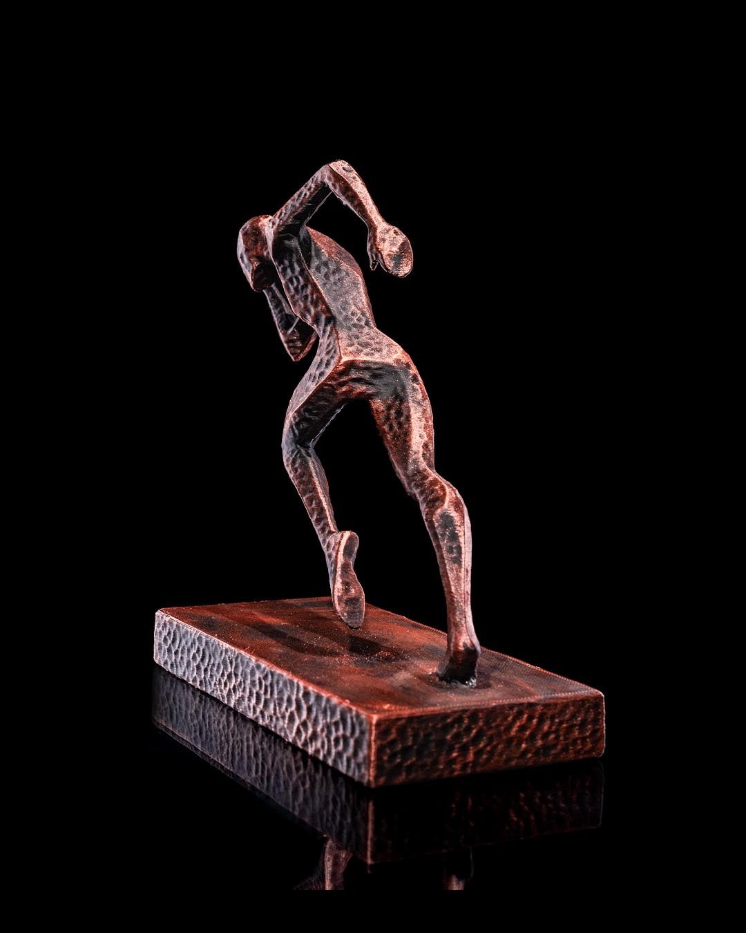 Läufer Figur handbemalt Kupfer-Bronze-Optik, 16 cm hoch, Ansicht schräg von vorne – Münch3D Kraichtal