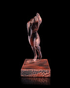 Leichtathletik Statue handbemalt Kupfer-Bronze-Optik, Frontansicht Sprint-Pose – Münch3D vor Schwarz