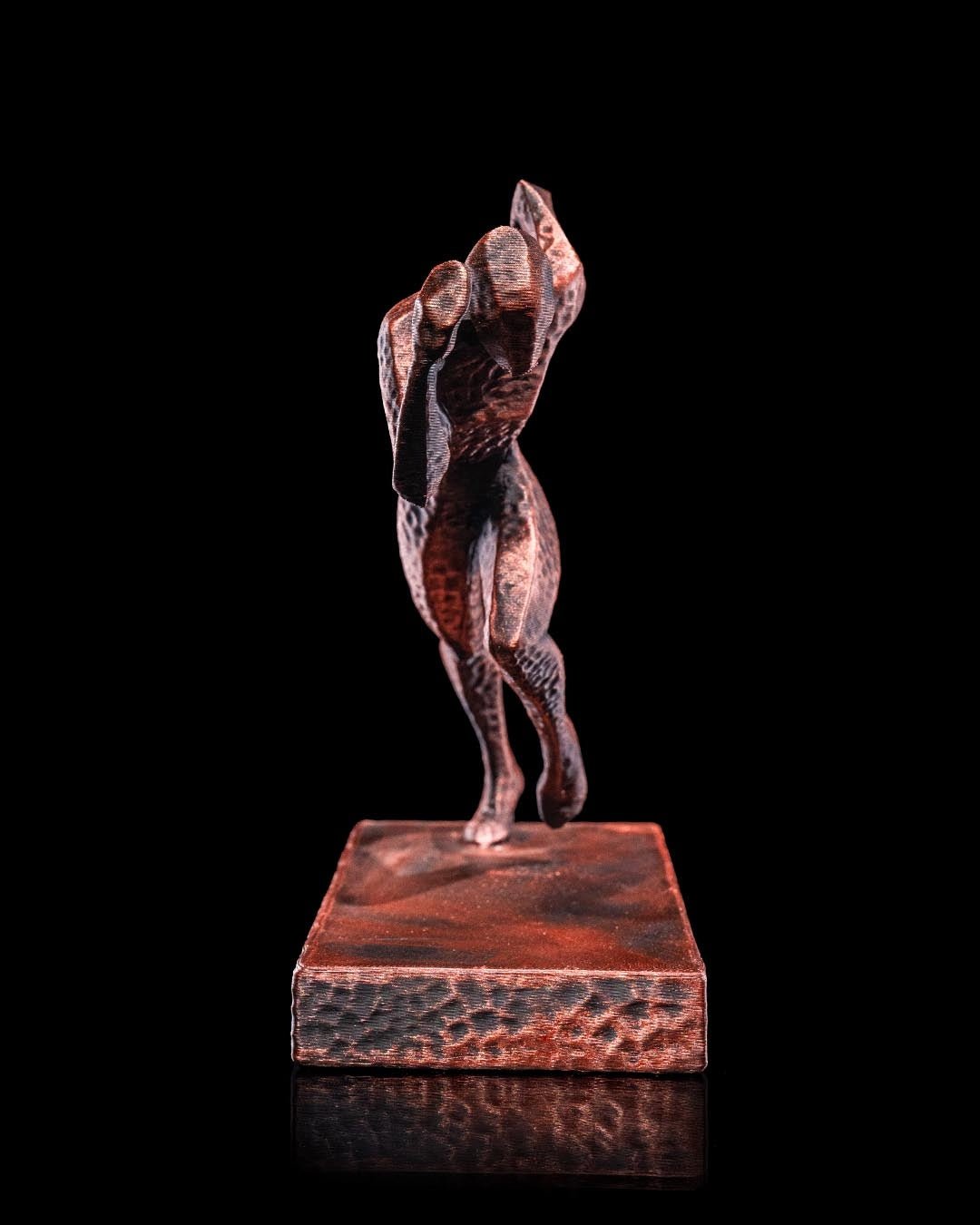 Leichtathletik Statue handbemalt Kupfer-Bronze-Optik, Frontansicht Sprint-Pose – Münch3D vor Schwarz