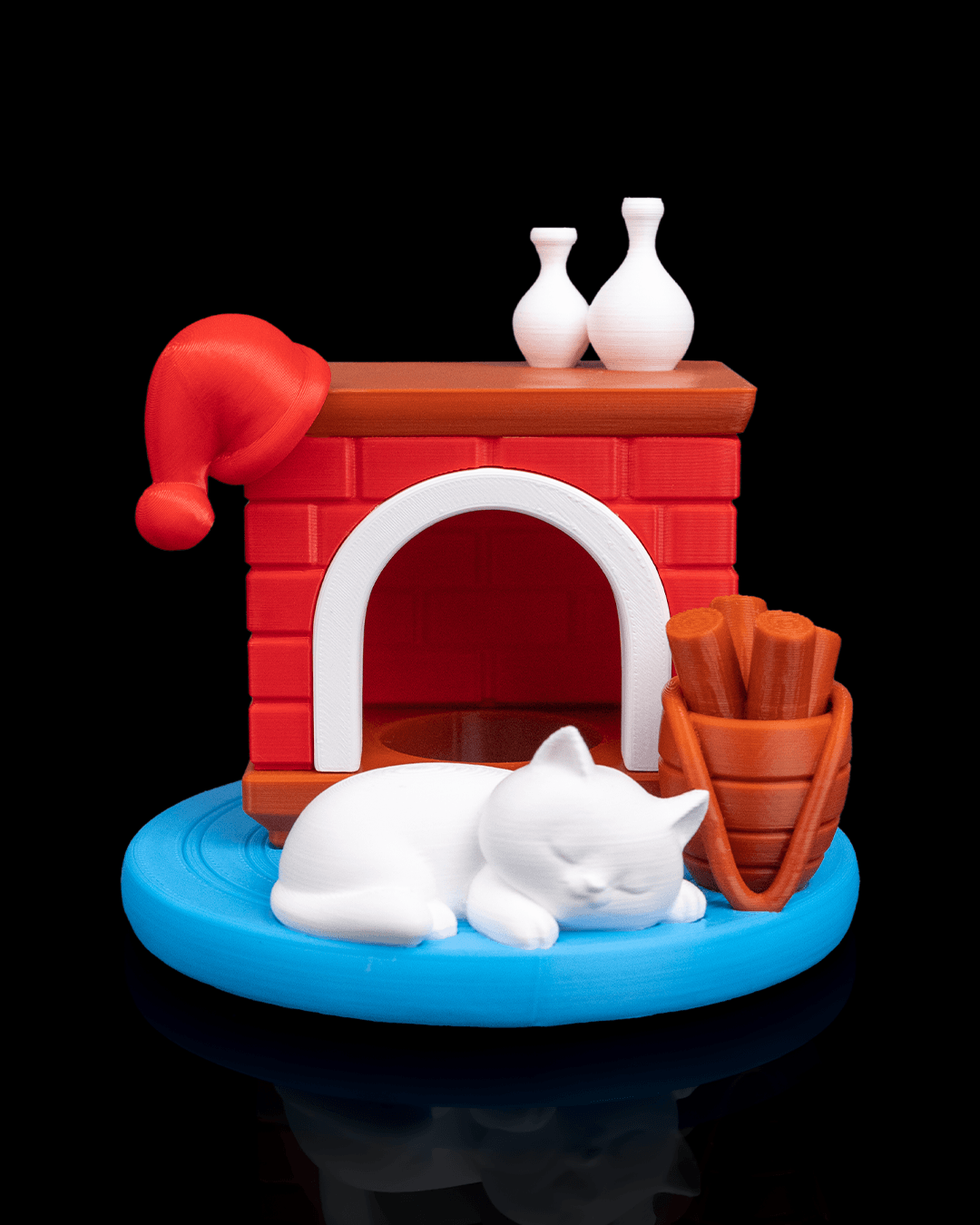 LED-Kaminofen mit schlafender weißer Katze, weiß eingefasstem Kaminbogen, roter Weihnachtsmütze, Holzscheit-Korb und Vasen auf dem Sims, Frontalansicht vor schwarzem Hintergrund