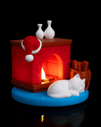 LED-Kaminofen mit schlafender weißer Katze, roter Weihnachtsmütze und zwei weißen Vasen auf dem Sims, Frontalansicht enger ausgeschnitten mit brennendem LED-Feuer vor schwarzem Hintergrund