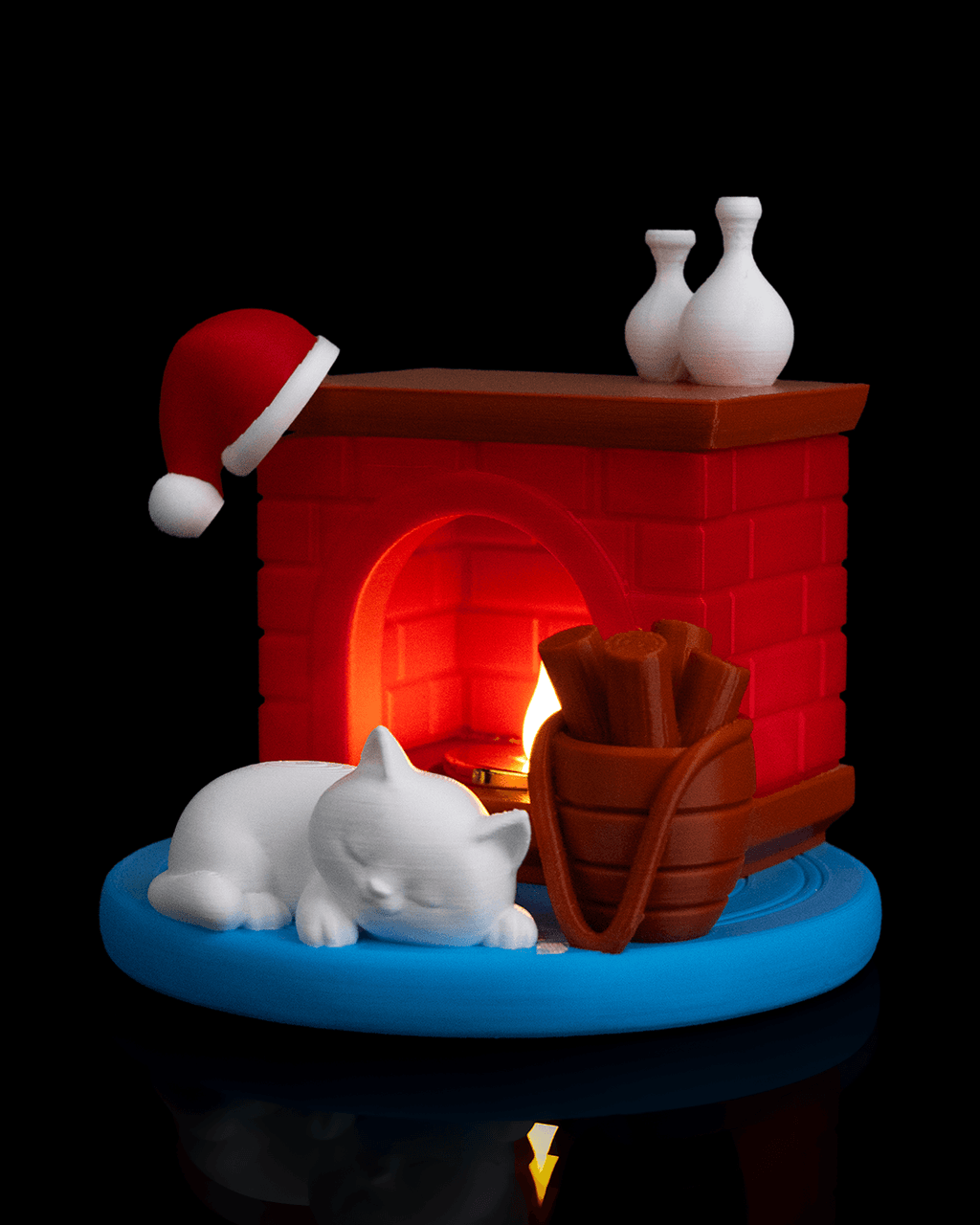 LED-Kaminofen mit schlafender weißer Katze, roter Weihnachtsmütze und zwei weißen Vasen auf dem Sims, weiter entfernte Frontalansicht mit brennendem LED-Feuer vor schwarzem Hintergrund