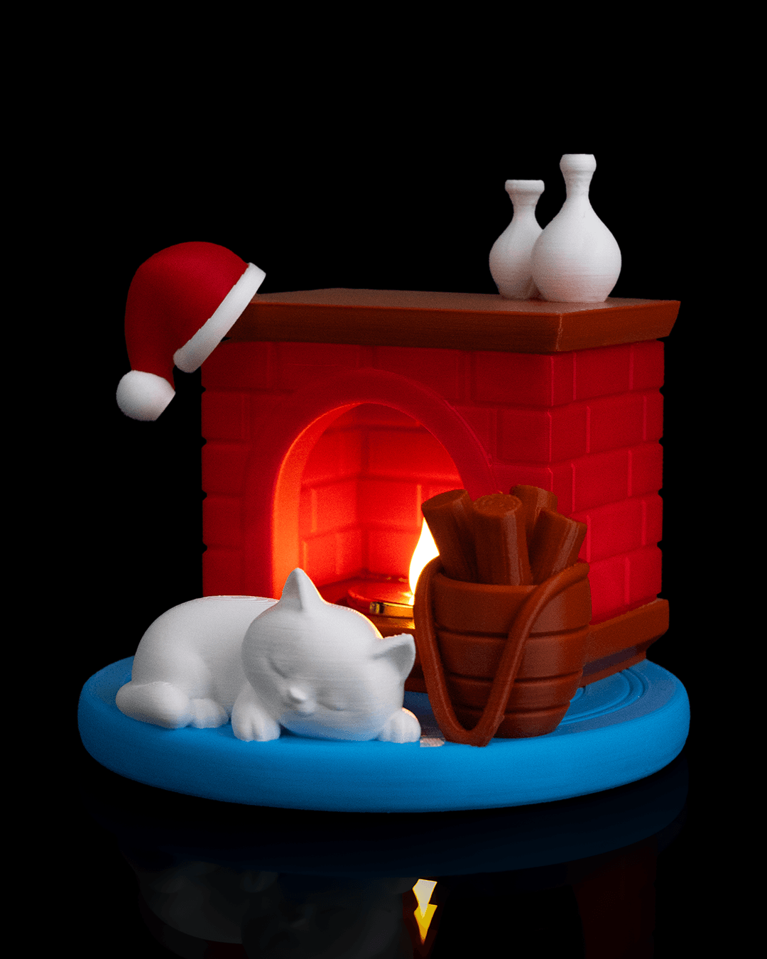 LED-Kaminofen mit schlafender weißer Katze, roter Weihnachtsmütze und zwei weißen Vasen auf dem Sims, weiter entfernte Frontalansicht mit brennendem LED-Feuer vor schwarzem Hintergrund