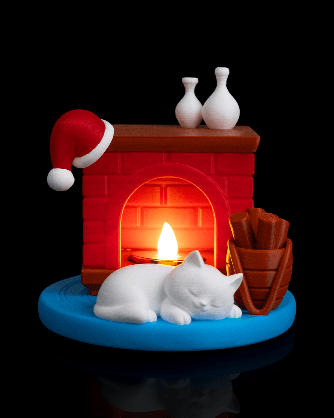 LED-Kaminofen mit schlafender weißer Katze, roter Weihnachtsmütze und zwei weißen Vasen auf dem Sims, Frontalansicht mit brennendem LED-Feuer vor schwarzem Hintergrund