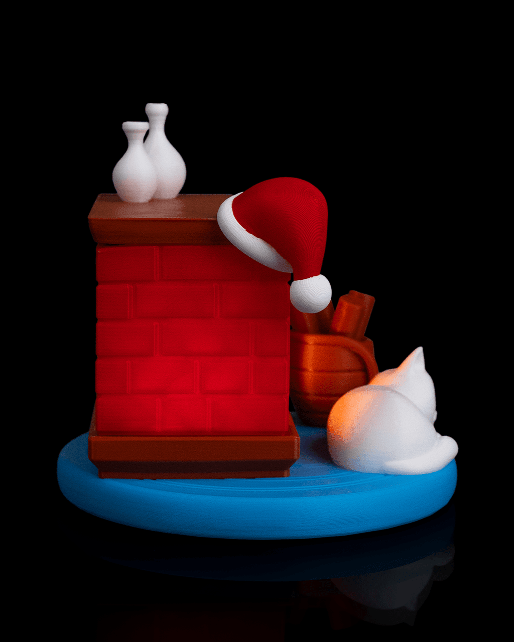 LED-Kaminofen von der Seite mit Weihnachtsmütze, Holzscheit-Korb und schlafender weißer Katze, zwei Vasen auf dem Sims, vor schwarzem Hintergrund