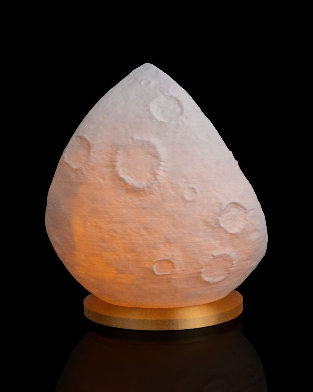 LED Mondlampe Winterdorf, geschlossene Mondaußenseite mit Kraterstruktur, warmes Licht schimmert seitlich durch – Münch3D