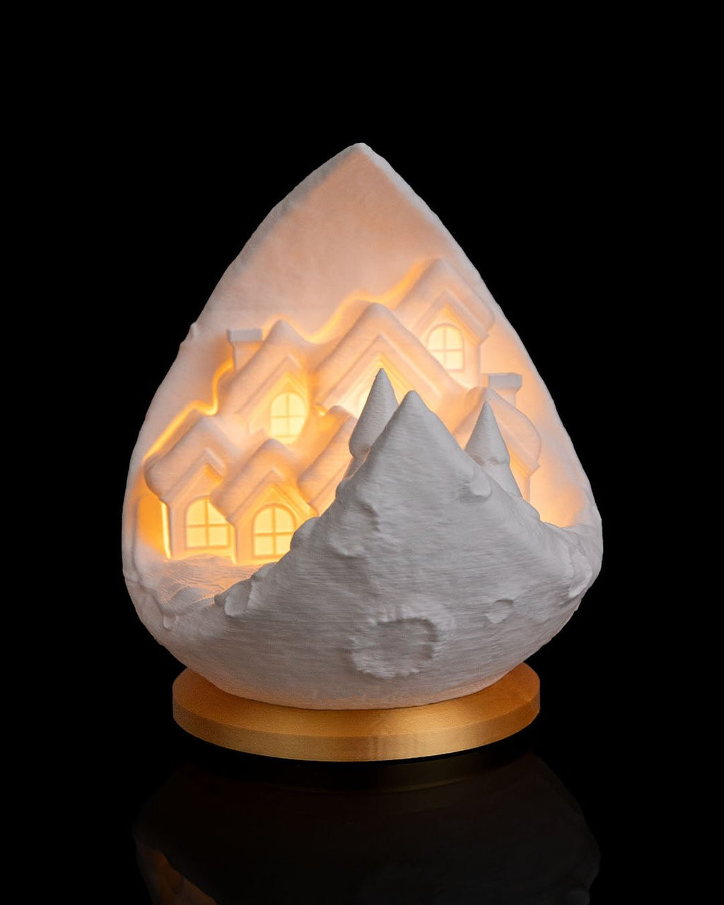 LED Mondlampe Winterdorf von vorne, kompakte Mondform mit Bergspitze und beleuchtetem Dorf im Hintergrund – Münch3D