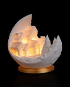 LED Mondlampe Winterdorf, Mondsichel mit beleuchtetem Miniaturdorf und Tannenbäumen vor Schwarz, goldener Sockel – Münch3D