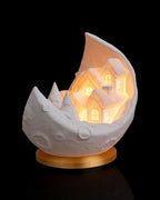LED Mondlampe Winterdorf Seitenansicht 14 cm, Tischdeko mit goldenem Sockel – Münch3D