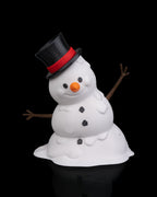LED-Tischlampe Schneemann mit deutlich sichtbarem warmem LED-Licht im Inneren, Zylinderhut und Kohle-Knöpfen, vor schwarzem Hintergrund