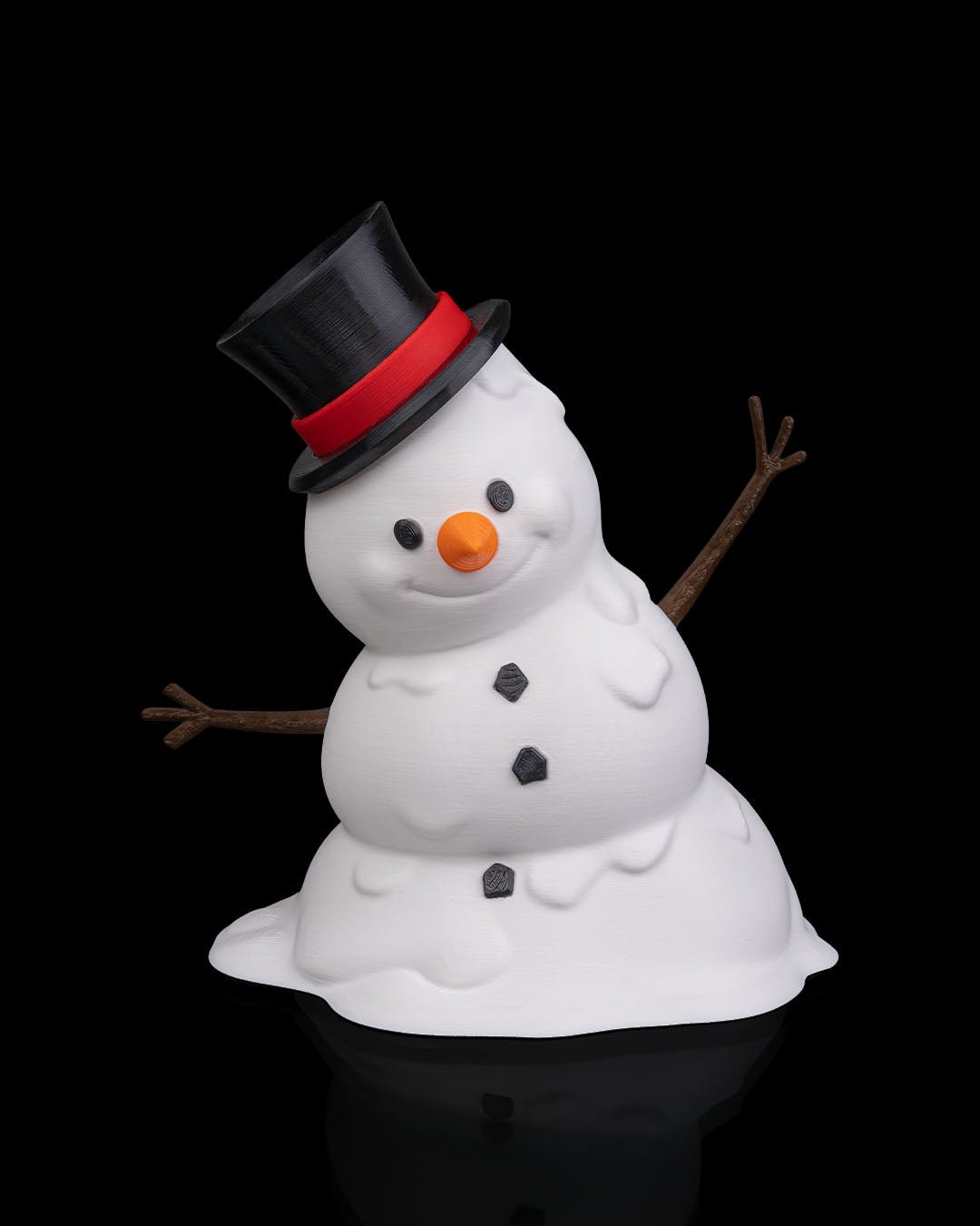 LED-Tischlampe Schneemann mit deutlich sichtbarem warmem LED-Licht im Inneren, Zylinderhut und Kohle-Knöpfen, vor schwarzem Hintergrund