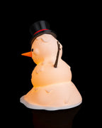 LED-Tischlampe Schneemann Seitenansicht im Profil mit Zylinderhut und Astarm, 19 cm hoch, vor schwarzem Hintergrund