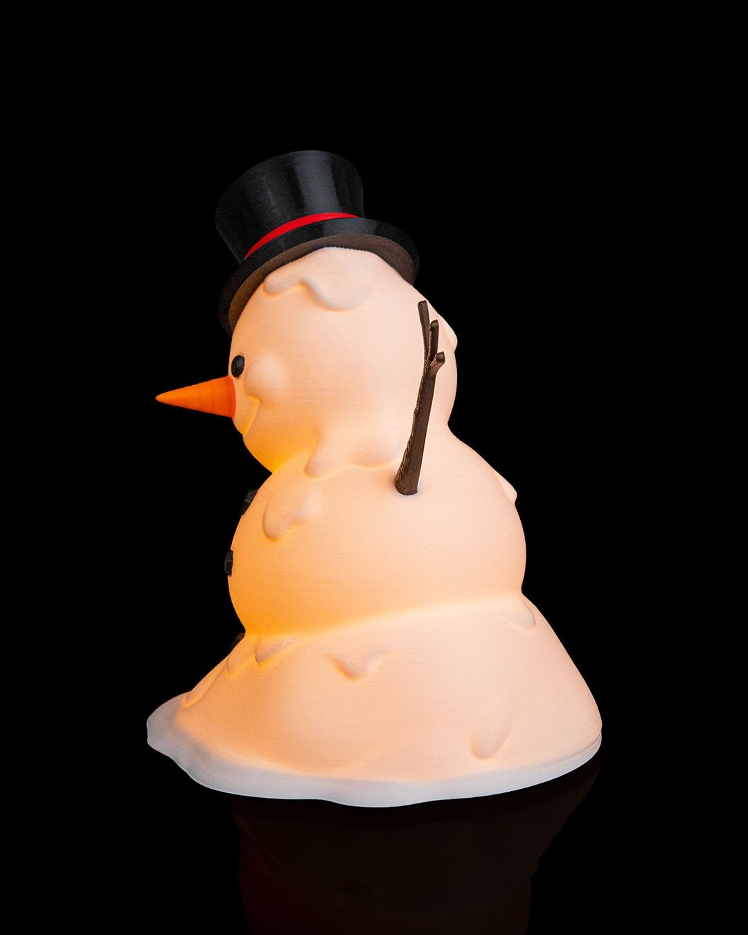 LED-Tischlampe Schneemann Seitenansicht im Profil mit Zylinderhut und Astarm, 19 cm hoch, vor schwarzem Hintergrund