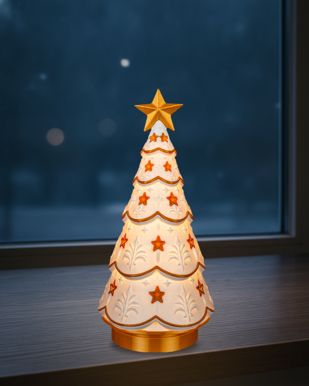 Leuchtender Weihnachtsbaum im Ornament-Design mit Spitzenmuster, goldenem Stern und goldenem Sockel, von innen warm beleuchtet, auf einer dunklen Fensterbank vor einem Fenster in der blauen Stunde
