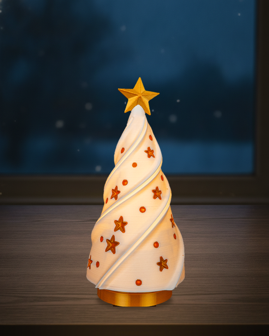 Leuchtender Weihnachtsbaum im Spiral-Design mit goldenem Stern auf goldenem Sockel, warm von innen beleuchtet, auf einer dunklen Fensterbank vor einem Fenster am Abend mit Schneeflocken