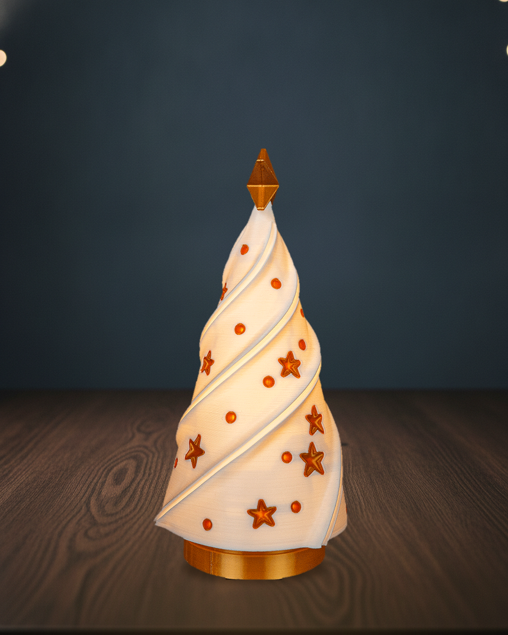 Leuchtender Weihnachtsbaum im Spiral-Design in der Seitenansicht mit goldenem Stern von der Kante, warm beleuchtet, auf einem dunklen Holztisch vor einer blaugrauen Wand