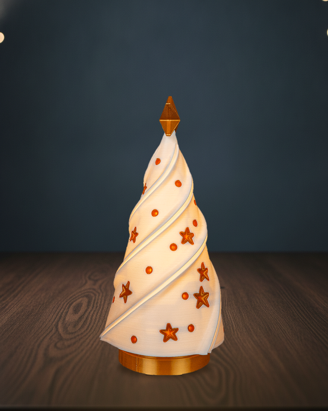 Leuchtender Weihnachtsbaum im Spiral-Design in der Seitenansicht mit goldenem Stern von der Kante, warm beleuchtet, auf einem dunklen Holztisch vor einer blaugrauen Wand