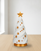 Weihnachtsbaum im Spiral-Design in Weiß mit goldenen Sternen, goldenem Stern und goldenem Sockel, unbeleuchtet auf einem hellen Eichentisch vor einer weißen Wand im Tageslicht