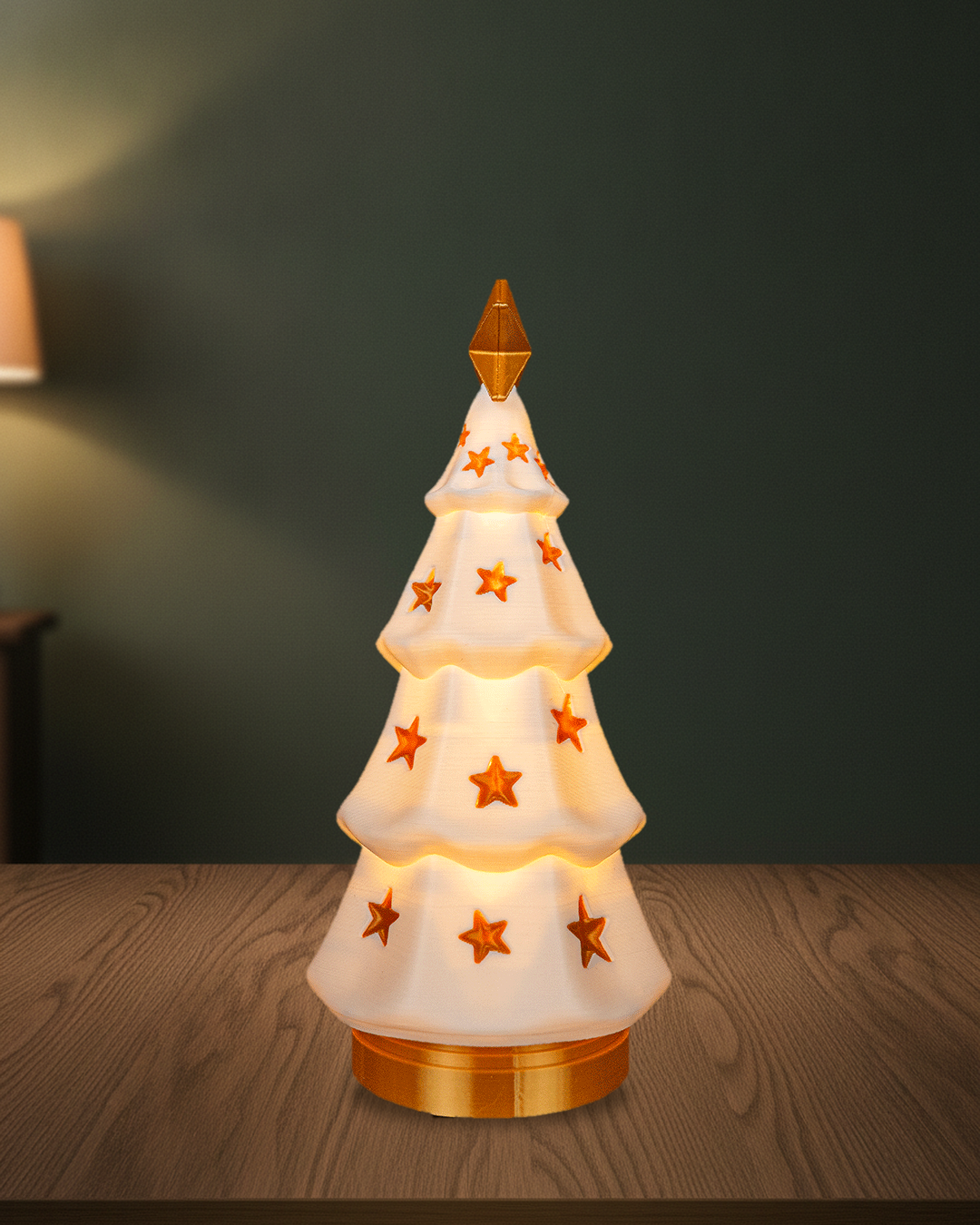 Leuchtender Weihnachtsbaum im Stufen-Design in der Seitenansicht, der goldene Stern steht schmal von der Kante, warmes Licht scheint durch die Sterne, auf einem dunklen Holztisch vor grüner Wand mit Lampenlicht
