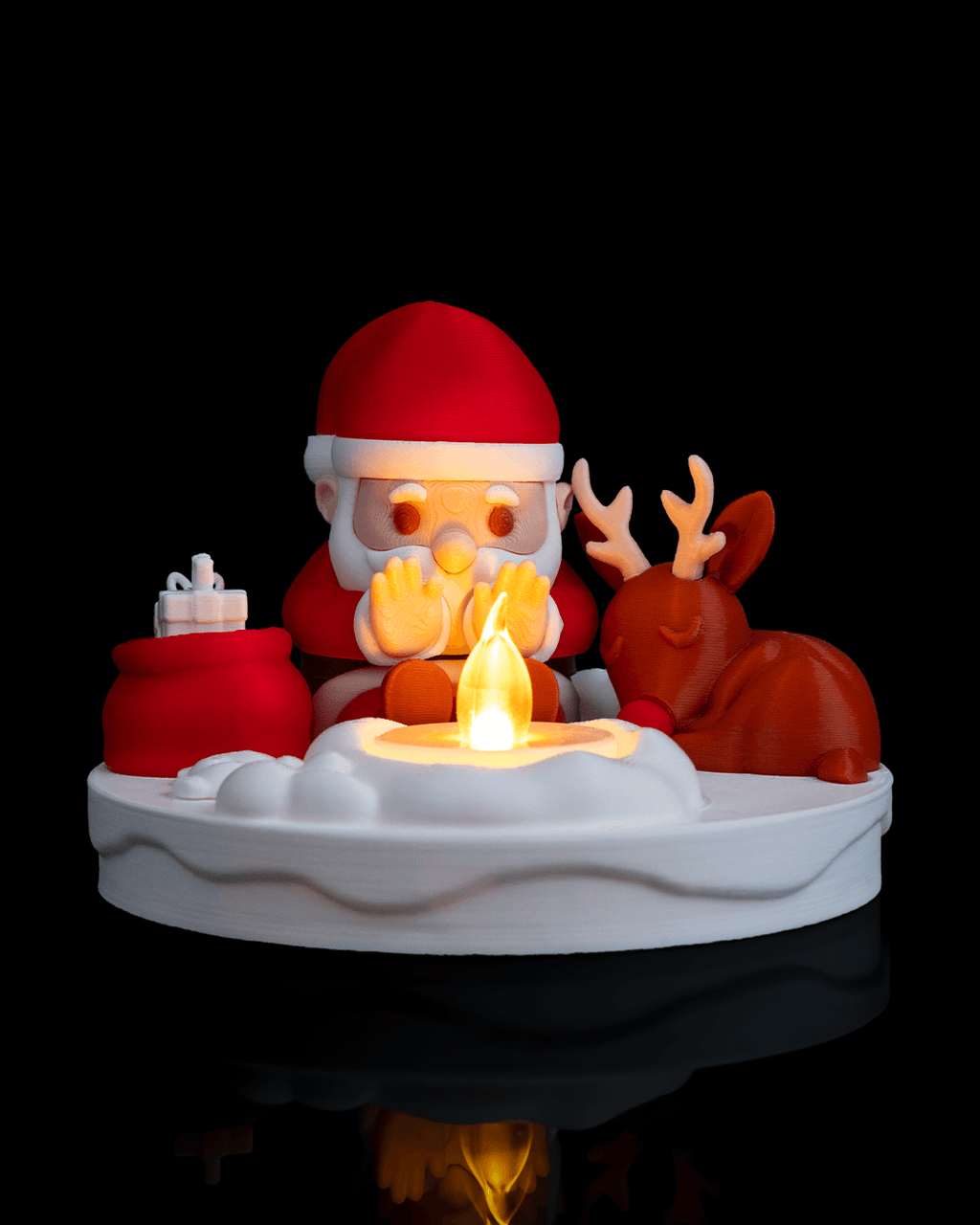 LED Weihnachtsmann am Lagerfeuer, Frontalansicht beleuchtet mit warmer LED-Flamme – Münch3D