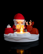 LED Weihnachtsmann am Lagerfeuer, Frontalansicht beleuchtet mit warmer LED-Flamme – Münch3D
