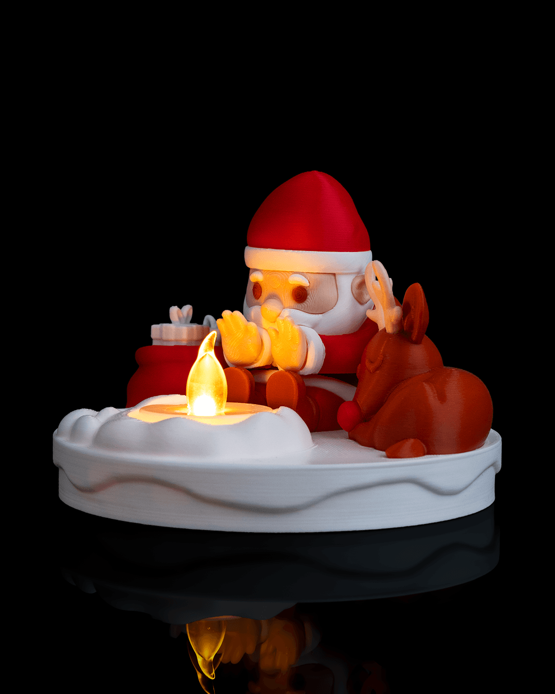 LED Weihnachtsmann am Lagerfeuer, Frontalansicht mit Santa an der LED-Flamme und schlafendem Rentier – Münch3D