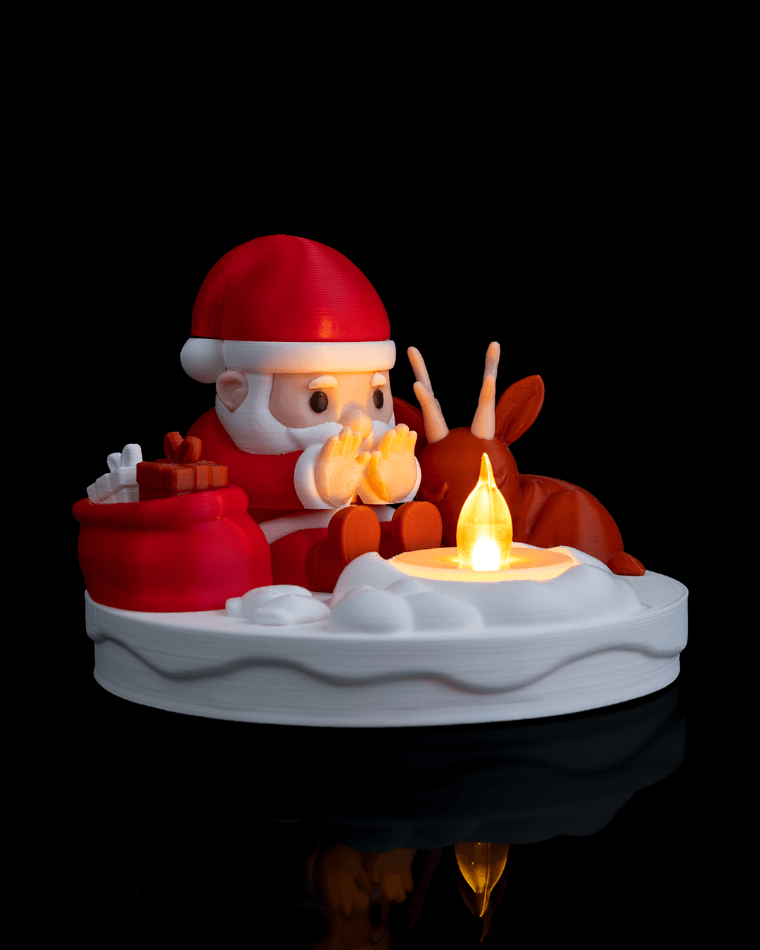 LED Weihnachtsmann am Lagerfeuer, Ansicht schräg von vorne mit Geschenksack und leuchtender LED-Flamme – Münch3D