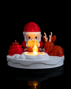 LED Weihnachtsmann am Lagerfeuer, Frontalansicht mit leuchtender LED-Flamme und schlafendem Rentier – Münch3D