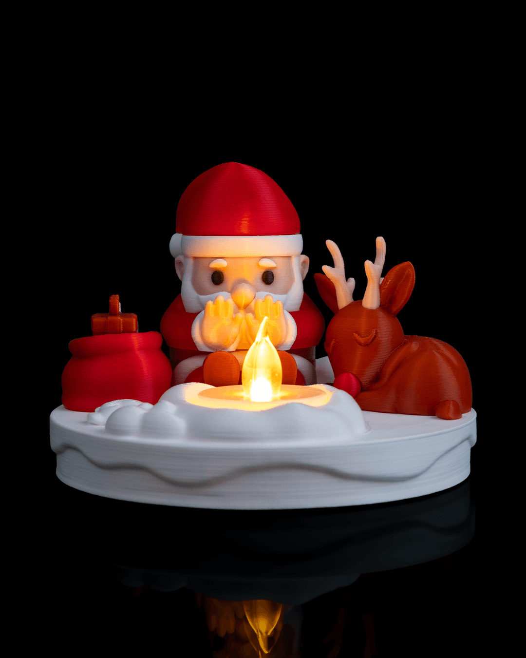 LED Weihnachtsmann am Lagerfeuer, Frontalansicht mit leuchtender LED-Flamme und schlafendem Rentier – Münch3D