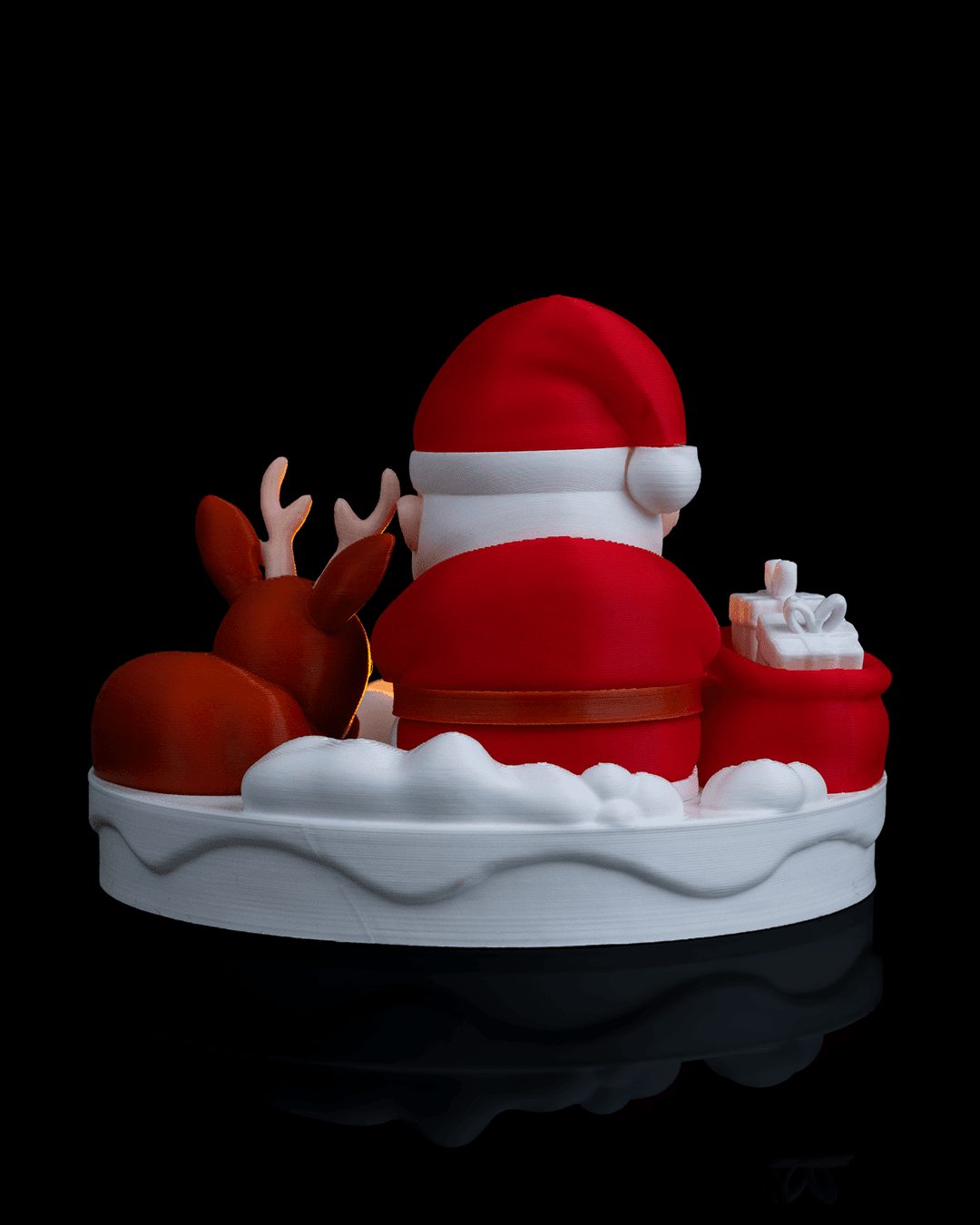 LED Weihnachtsmann am Lagerfeuer, Rückansicht aus leicht erhöhtem Blickwinkel mit Rentier und Geschenksack – Münch3D