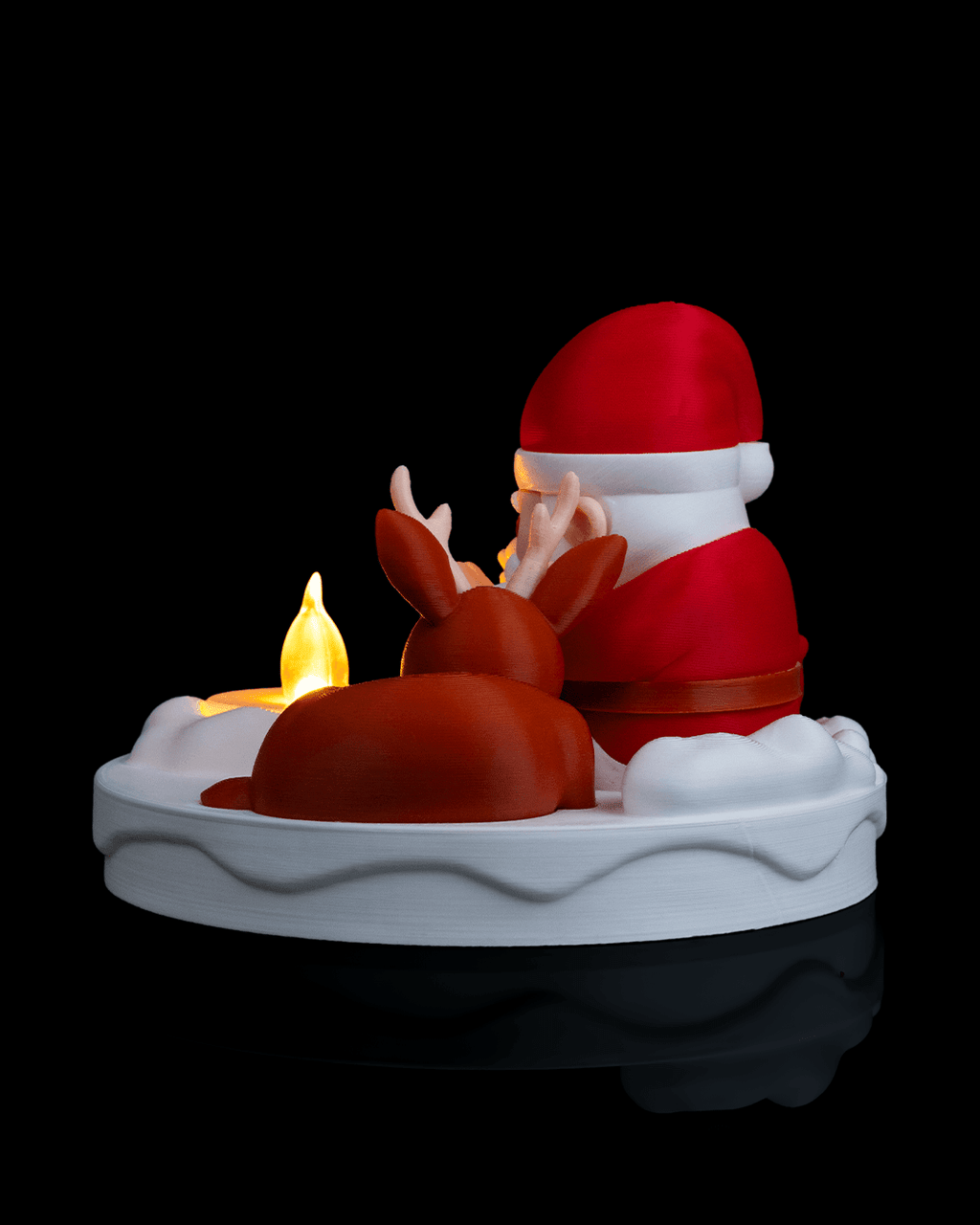 LED Weihnachtsmann am Lagerfeuer, Rückansicht mit schlafendem Rentier und Geweih, LED-Flamme im Hintergrund – Münch3D