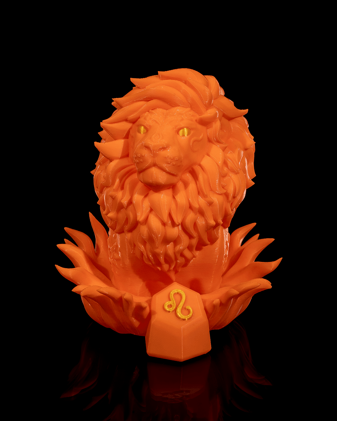 Löwen-Sternzeichen-Figur in Orange, Frontalansicht mit goldfarbenen Augen und Löwe-Symbol am Sockel, vor schwarzem Hintergrund