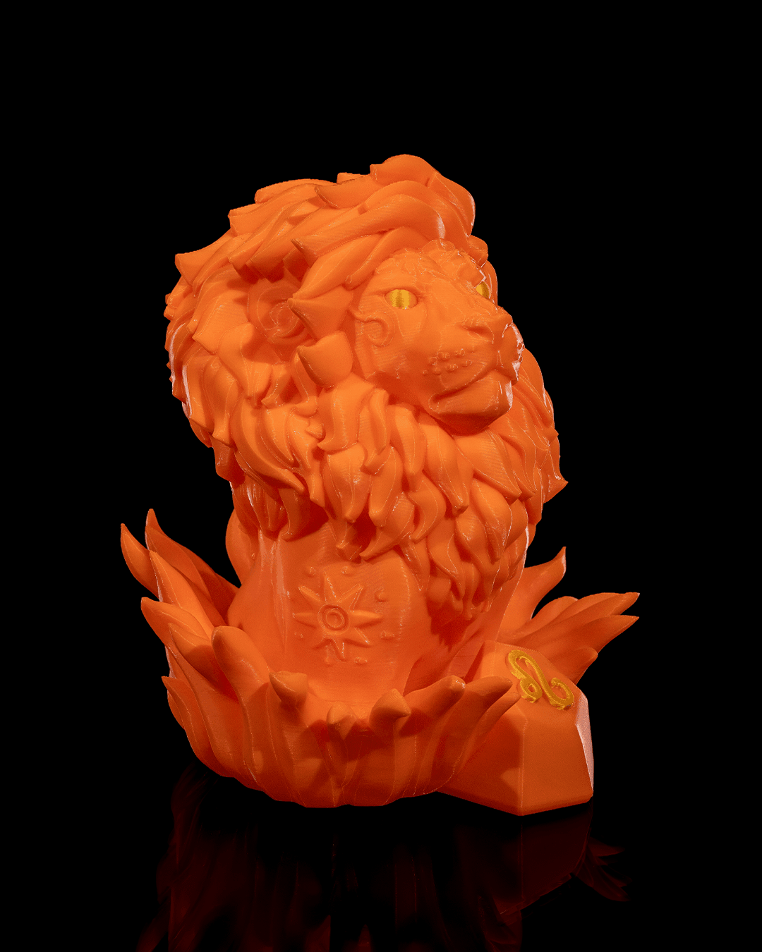 Löwen-Figur in Orange, seitliche Ansicht mit Sonnenmotiv auf der Brust, vor schwarzem Hintergrund