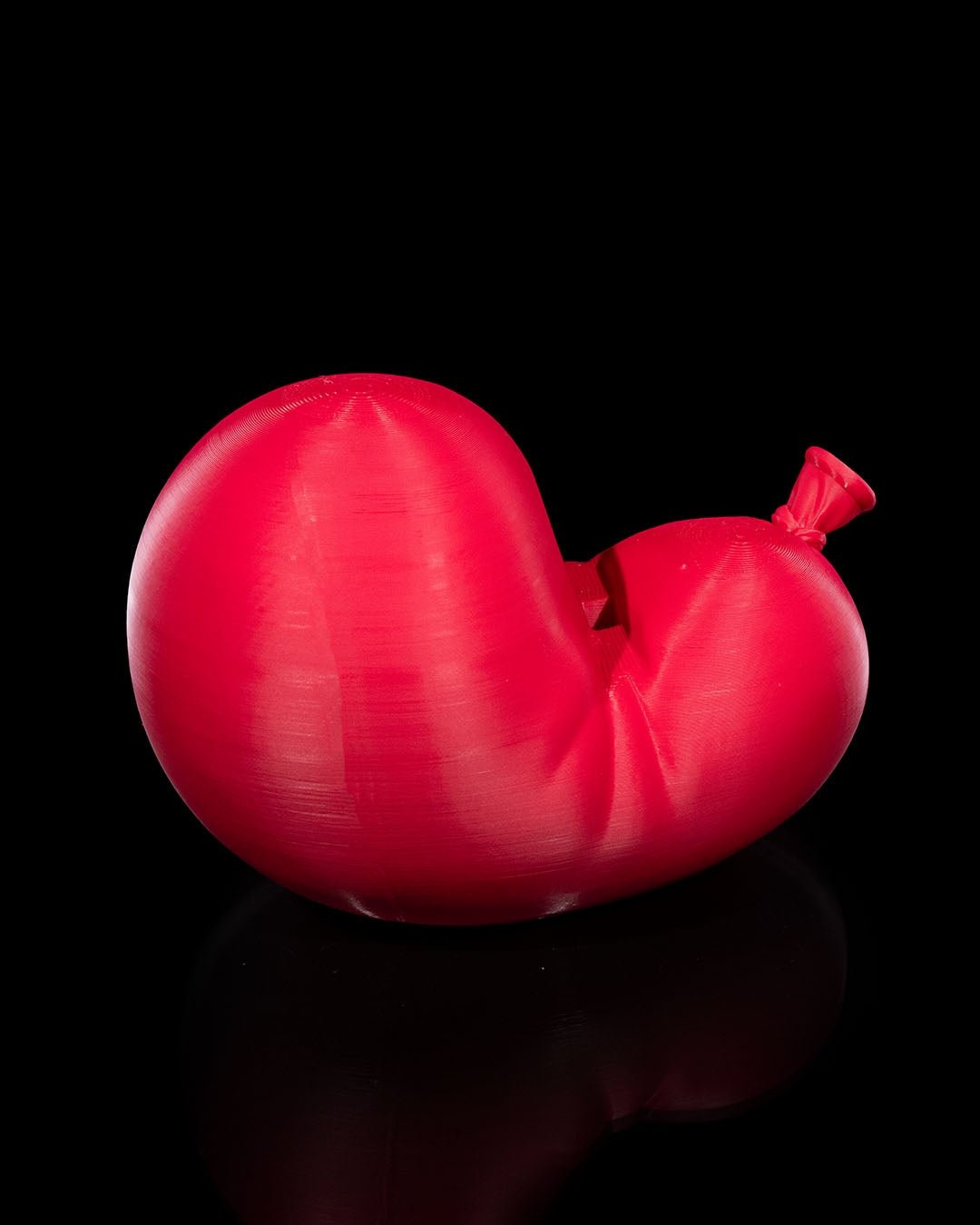 Roter Luftballon-Handyhalter ohne Smartphone, Seitenansicht mit sichtbarem Schlitz für das Handy und Ballonknoten