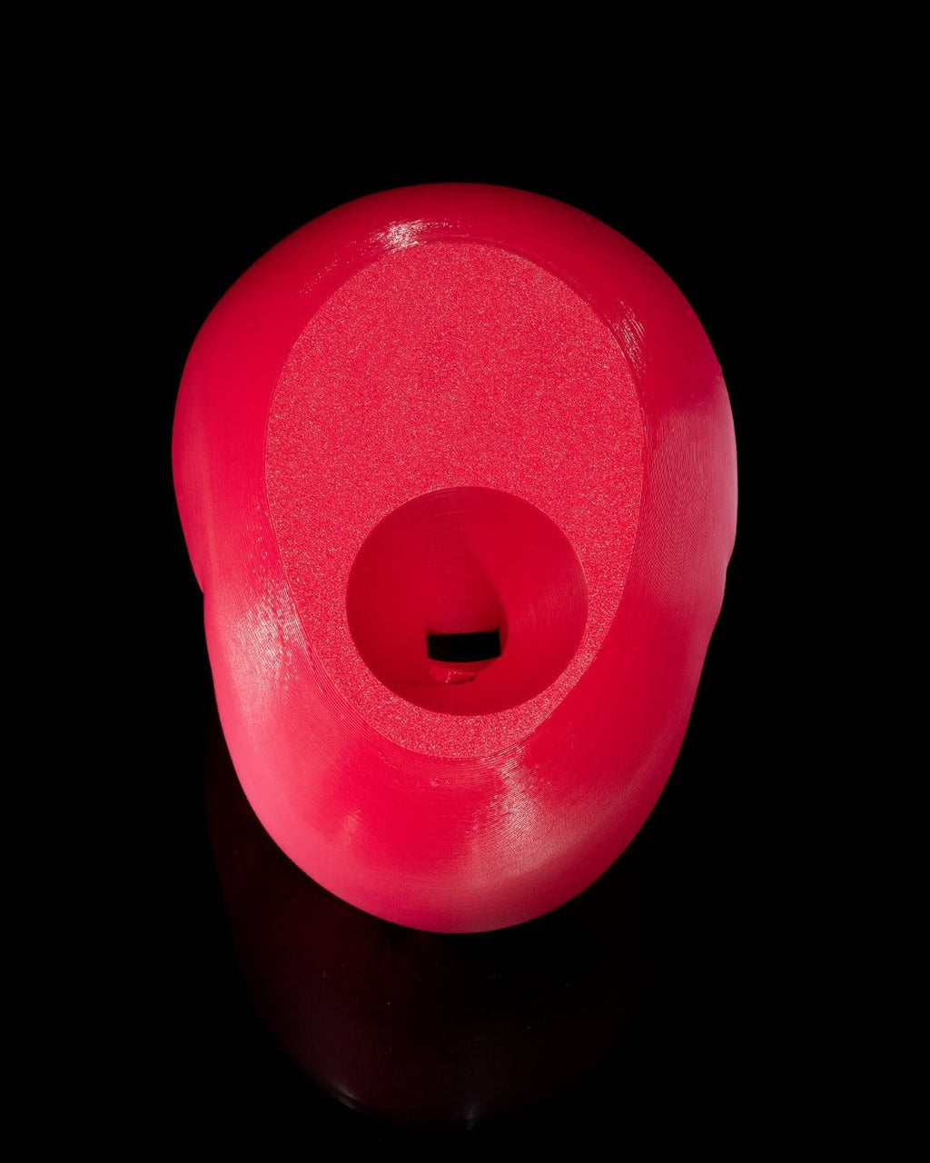 Roter Luftballon-Handyhalter, Blick von oben in den Handy-Steckschlitz mit Ladeanschluss