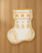 Nikolausstiefel-Schale in Weiß mit goldenem Rand und goldenem Muster aus Schneeflocken, Tannen und Rauten, von oben auf hellem Eichenholz