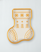 Nikolausstiefel-Schale in Weiß und Gold von oben auf einer weiß lasierten Holzfläche, goldener Rand mit Schneeflocken, Tannen und Rauten als Muster