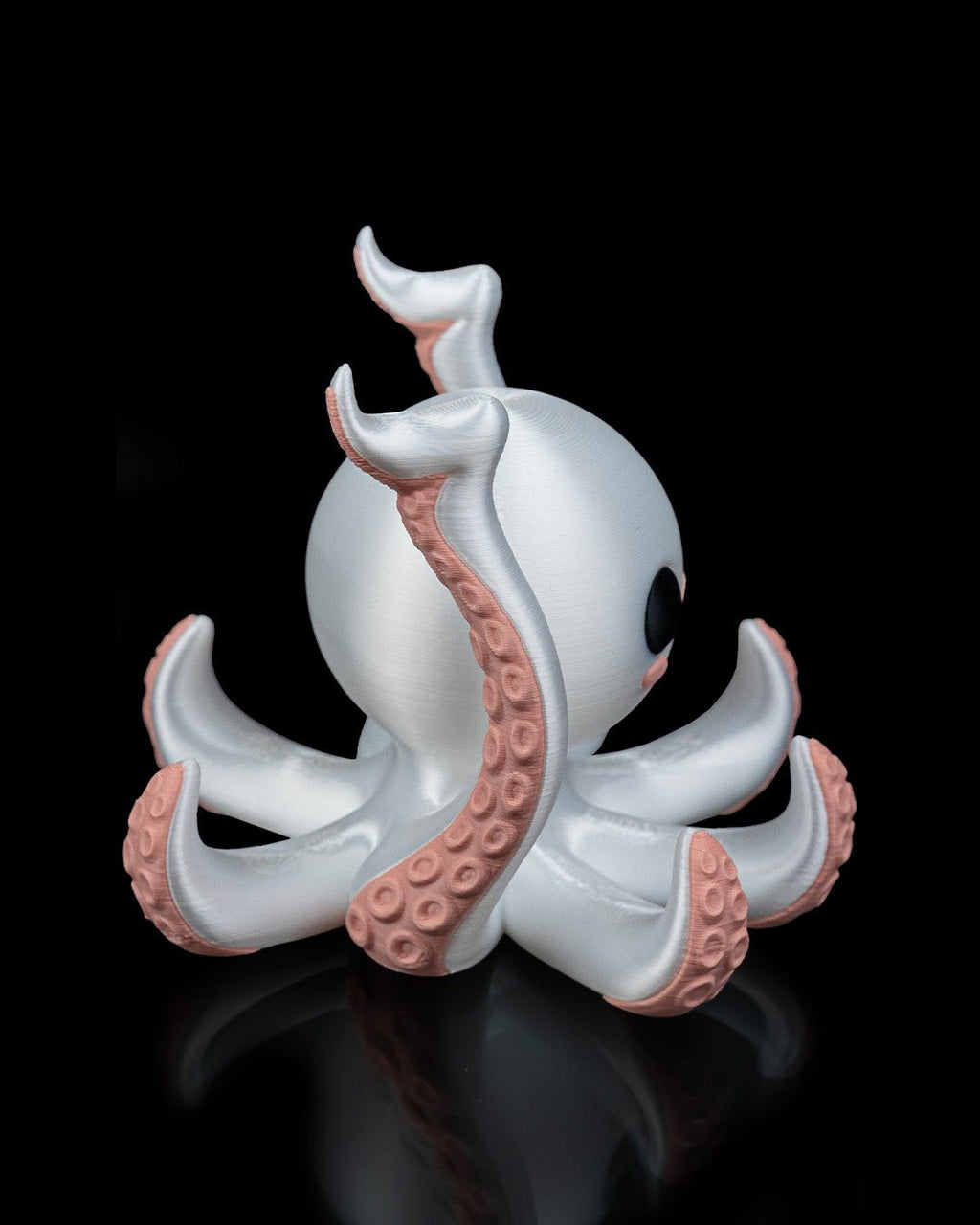 Oktopus Löffelhalter, weitere seitlich gedrehte Ansicht vor Schwarz – Münch3D